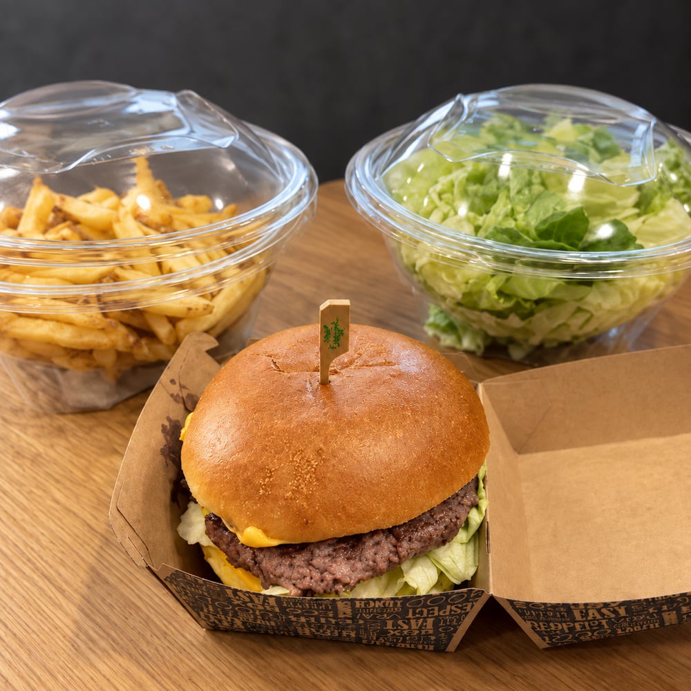 Burger du Bistro avec salade et frites, prêt à emporter