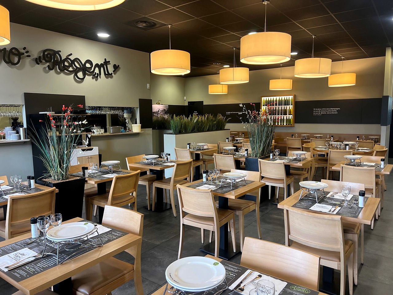 Salle du Bistro Régent Aubagne, lumineuse et prête à accueillir les clients